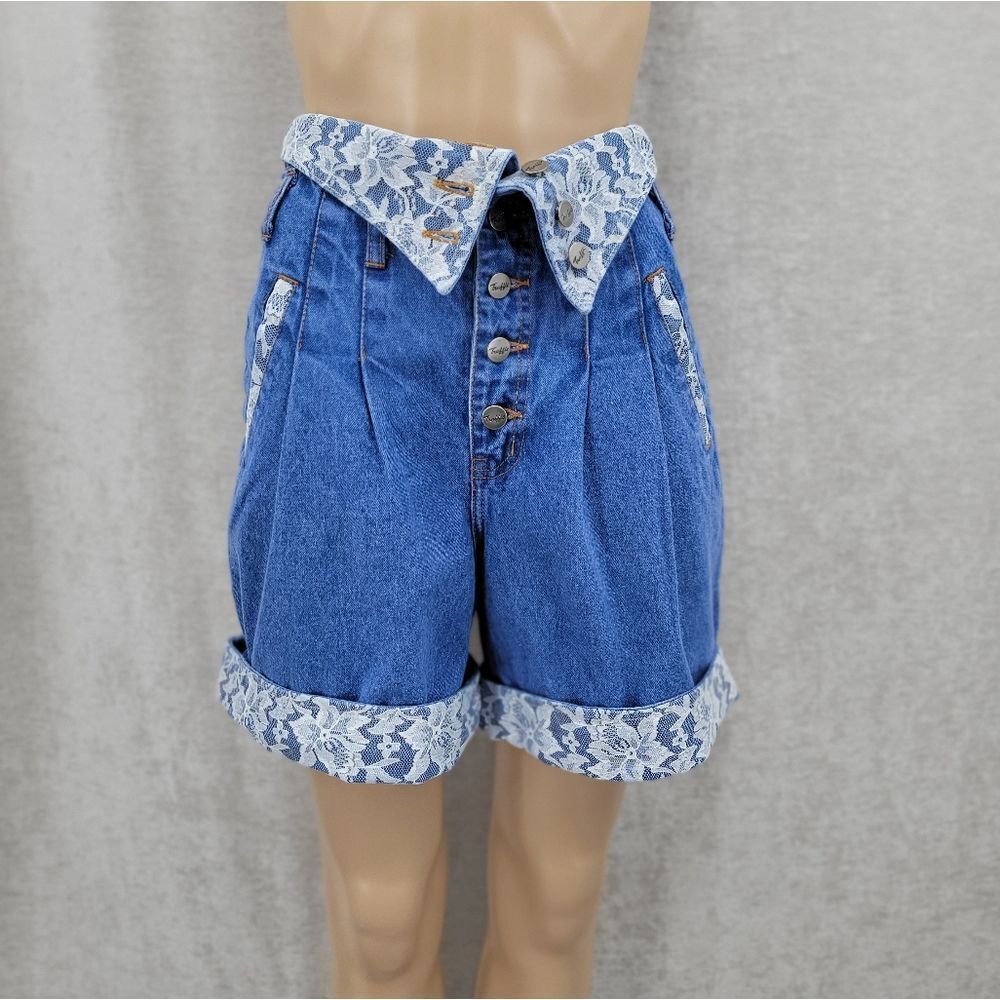 Traffic Vintage Medium Wash High Waisted Mom Denim Shorts with White Lace Trim